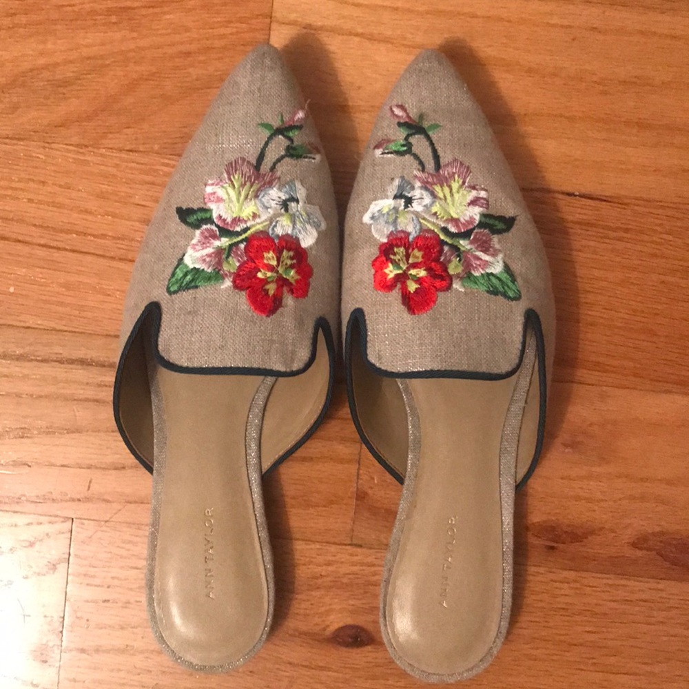 Pointy toe mules with floral embroidery